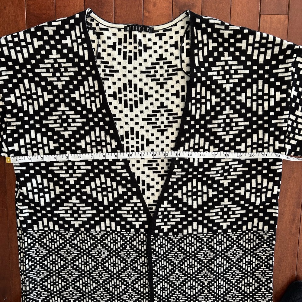 Black and White Aztec Open Sweater Cardigan Size Medium - Picture 6 of 7